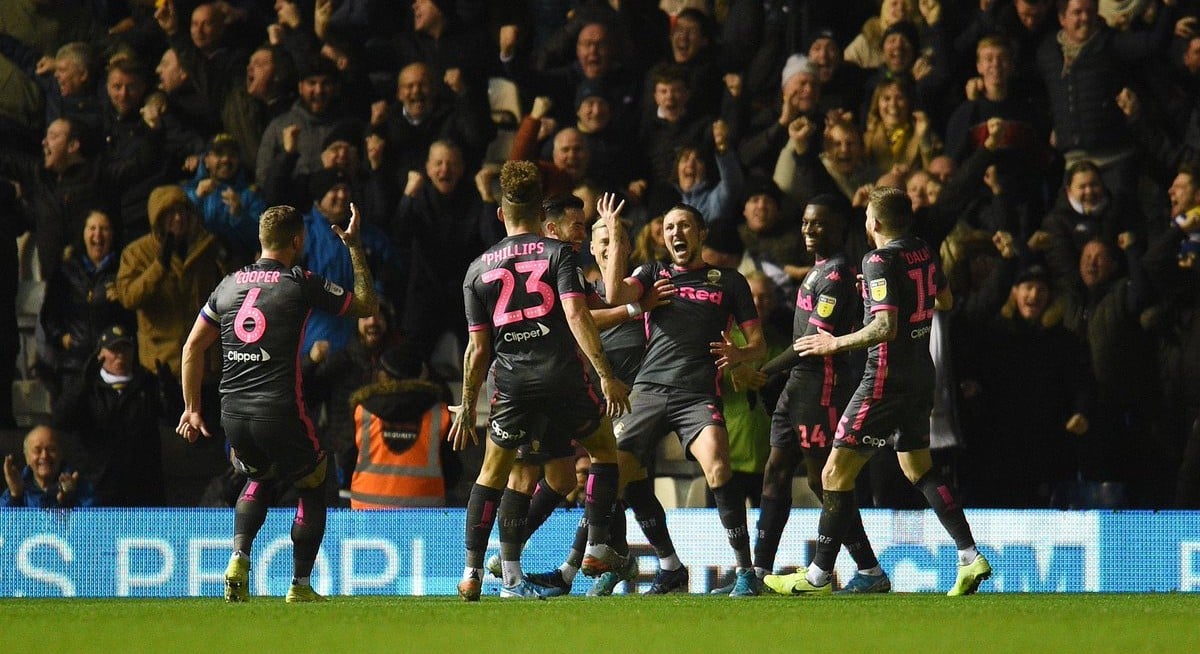 Aos 50 do 2&deg; tempo, o Leeds conseguiu uma insana vit&oacute;ria por 5 a 4 e assumiu a lideran&ccedil;a da Championship
