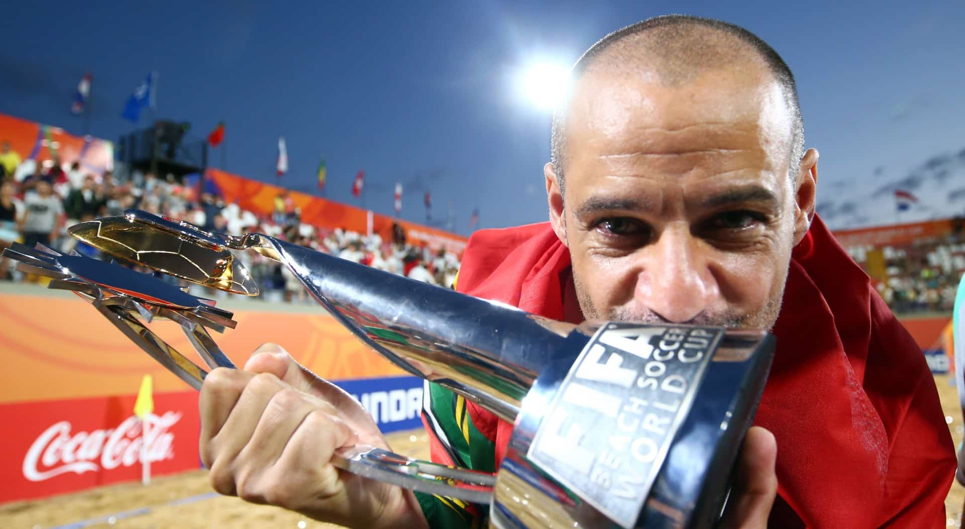 Entre l&aacute;grimas e o brilho da ta&ccedil;a, Madjer se despediu do futebol de areia como uma lenda ainda maior