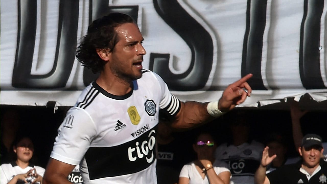 Numa fase demolidora, Roque Santa Cruz renovou a dinastia do Olimpia, tetracampe&atilde;o paraguaio