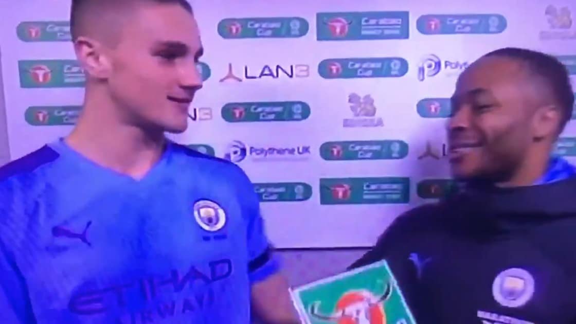 Sterling recebeu pr&ecirc;mio de melhor em campo, mas o devolveu a garoto de 17 anos: &ldquo;Ele foi brilhante&rdquo;