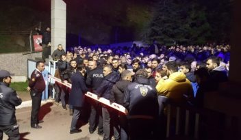 Papéis invertidos na Turquia: Torcedores se reúnem para protestar contra a demissão do treinador