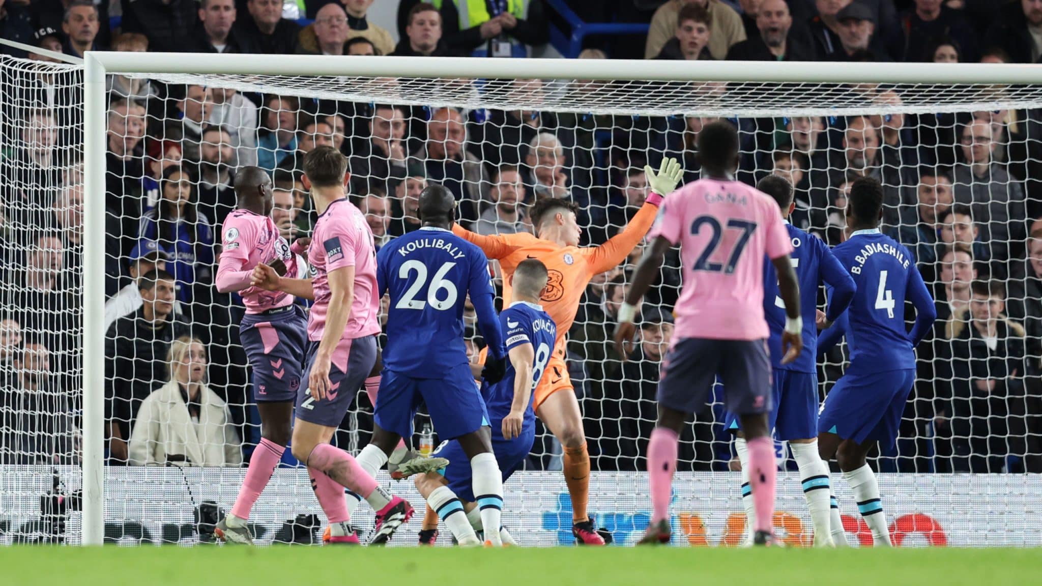 Chelsea fez um jogo para vencer, mas o Everton brigou at&eacute; o fim para arrancar o empate