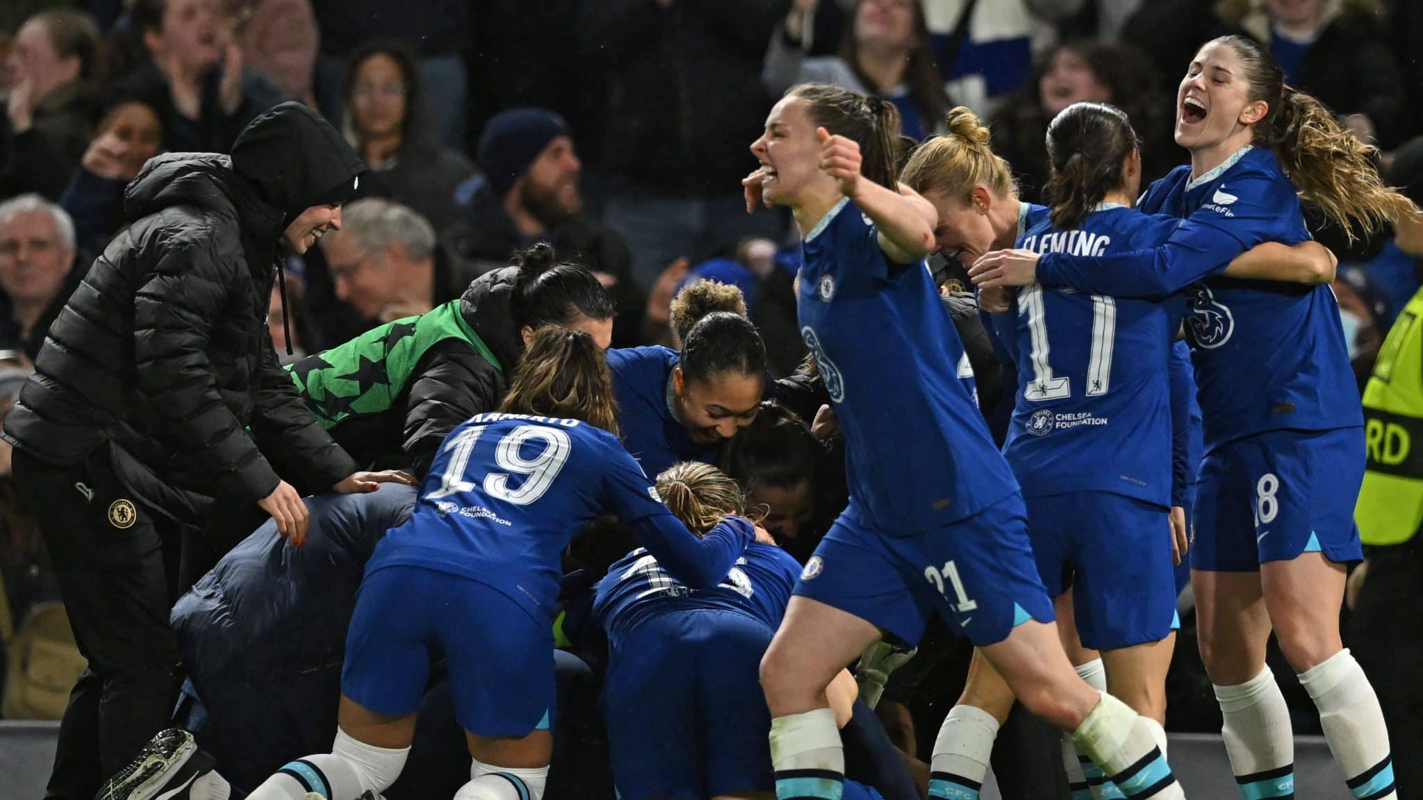 Quando tudo parecia perdido, Chelsea teve um p&ecirc;nalti no &uacute;ltimo segundo e eliminou o Lyon