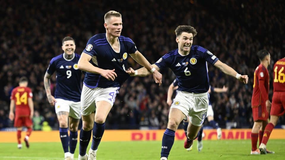 Escócia faz a festa da torcida em Glasgow ao vencer a Espanha com dois gols de McTominay