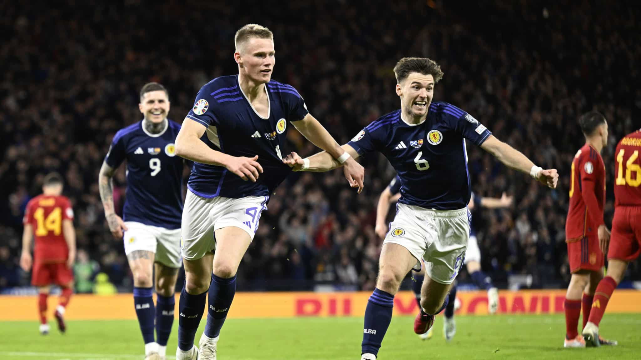 Esc&oacute;cia faz a festa da torcida em Glasgow ao vencer a Espanha com dois gols de McTominay