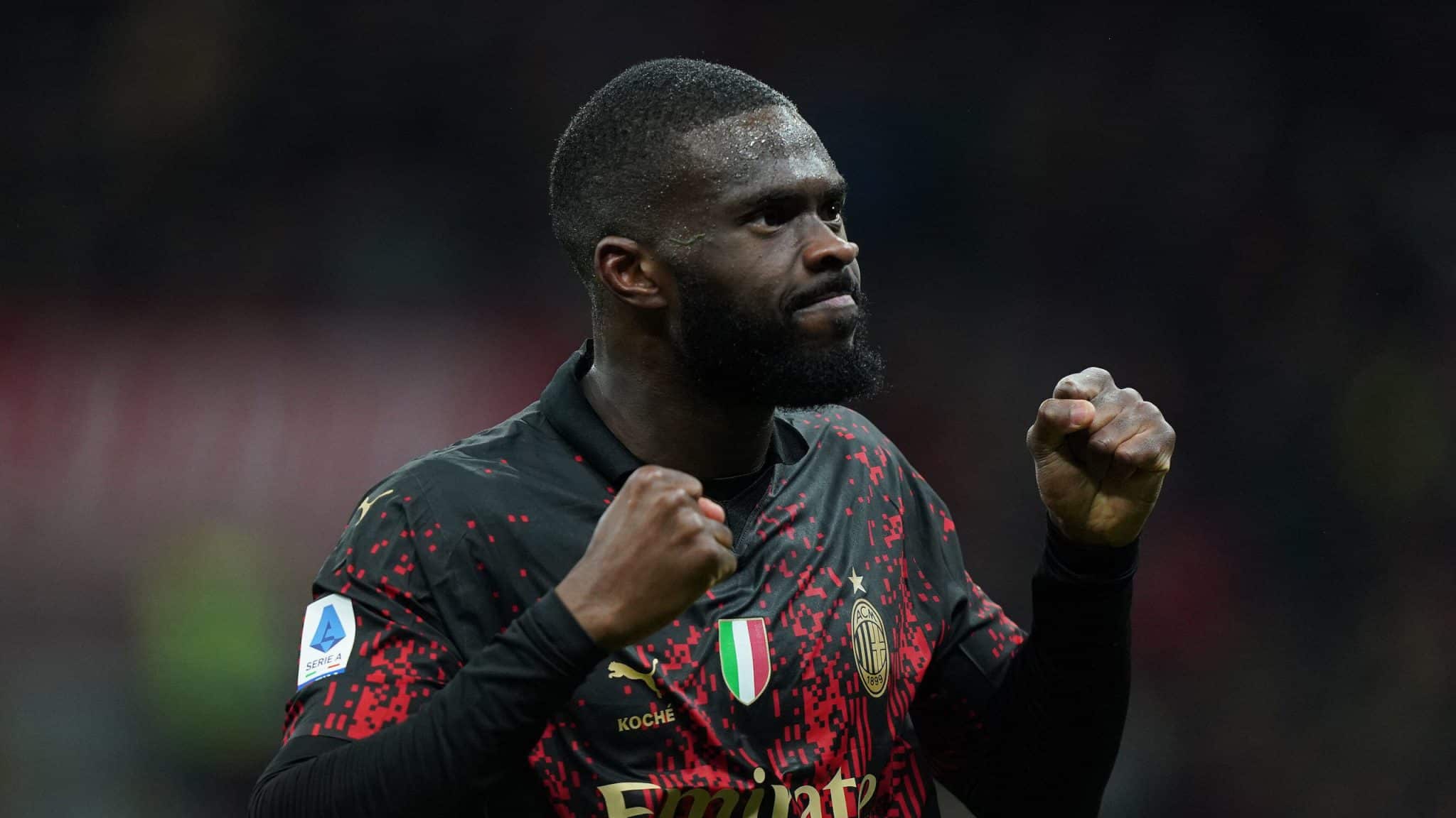 Formado pelo Chelsea e jogador do Milan, Tomori conta as diferen&ccedil;as entre o futebol na Inglaterra e na It&aacute;lia