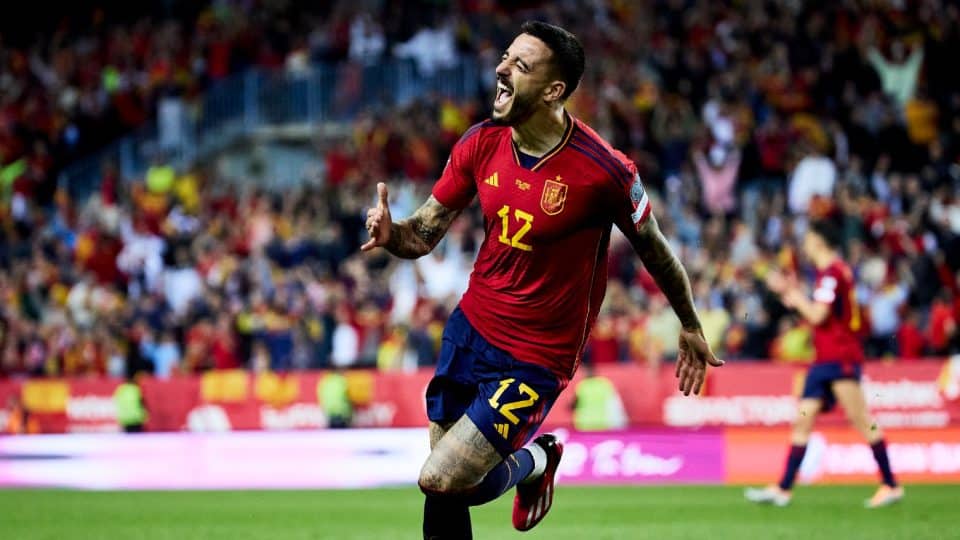 Joselu estreou pela seleção espanhola aos 32 anos fazendo dois gols para tirar a Espanha do sufoco
