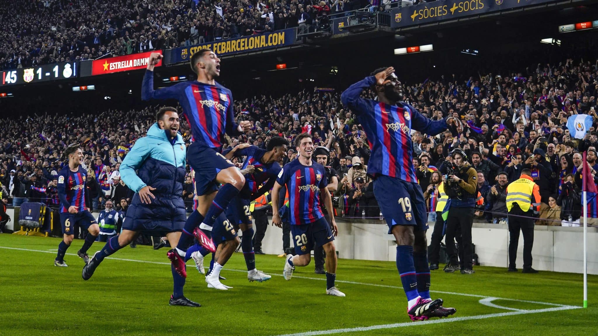 Barcelona consegue a vit&oacute;ria nos acr&eacute;scimos sobre o Real Madrid e coloca a m&atilde;o na ta&ccedil;a de La Liga