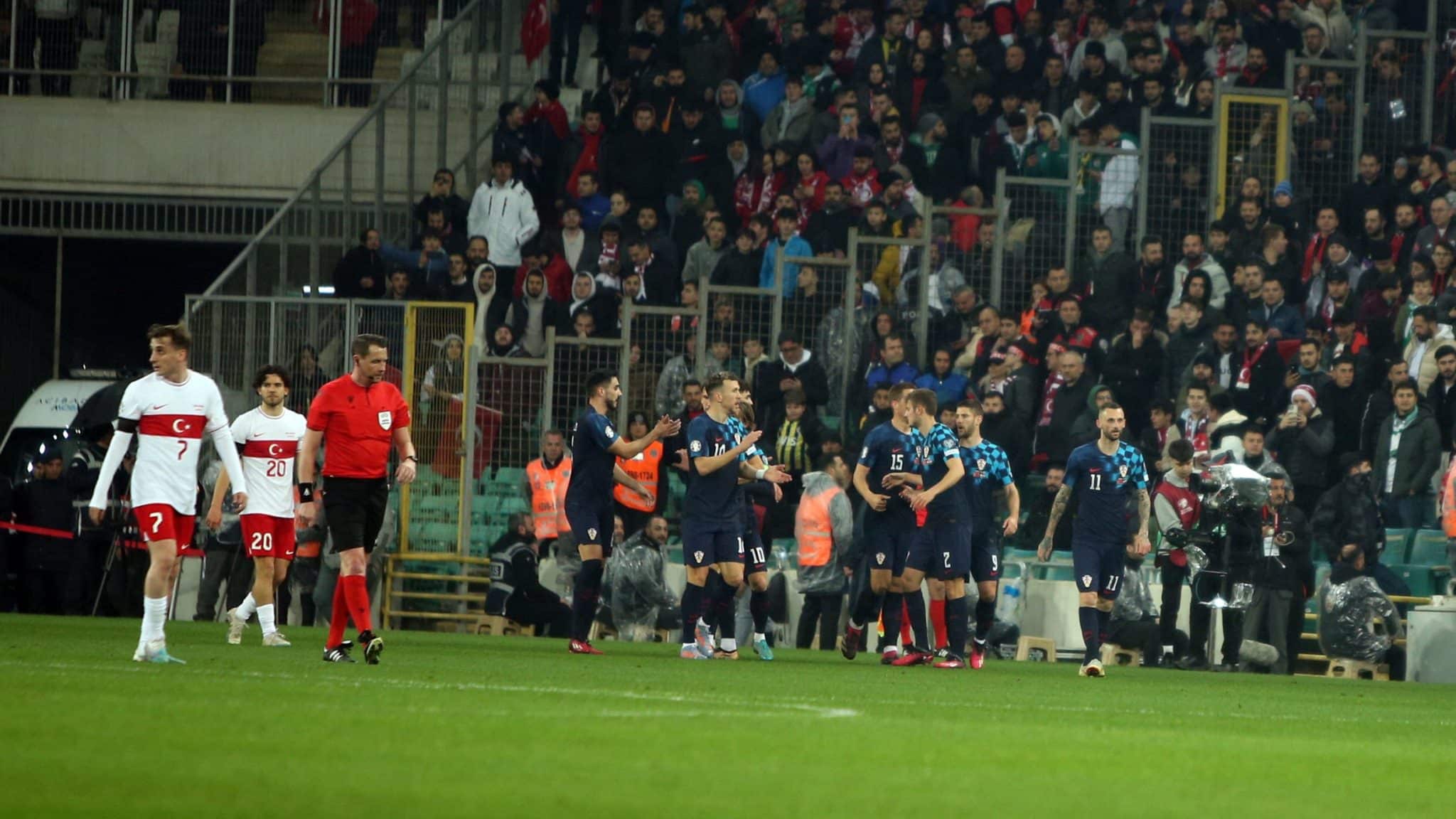 Cro&aacute;cia vence Turquia com dois gols de Kovacic e Su&iacute;&ccedil;a passeia sobre Israel