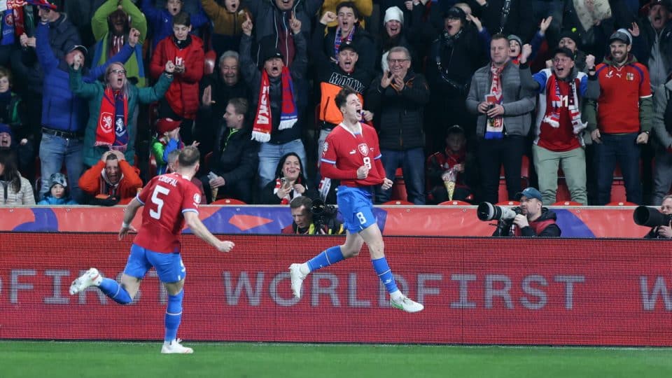 Fernando Santos levou gol nos primeiros 27 segundos como técnico da Polônia, atropelada pela Tchéquia