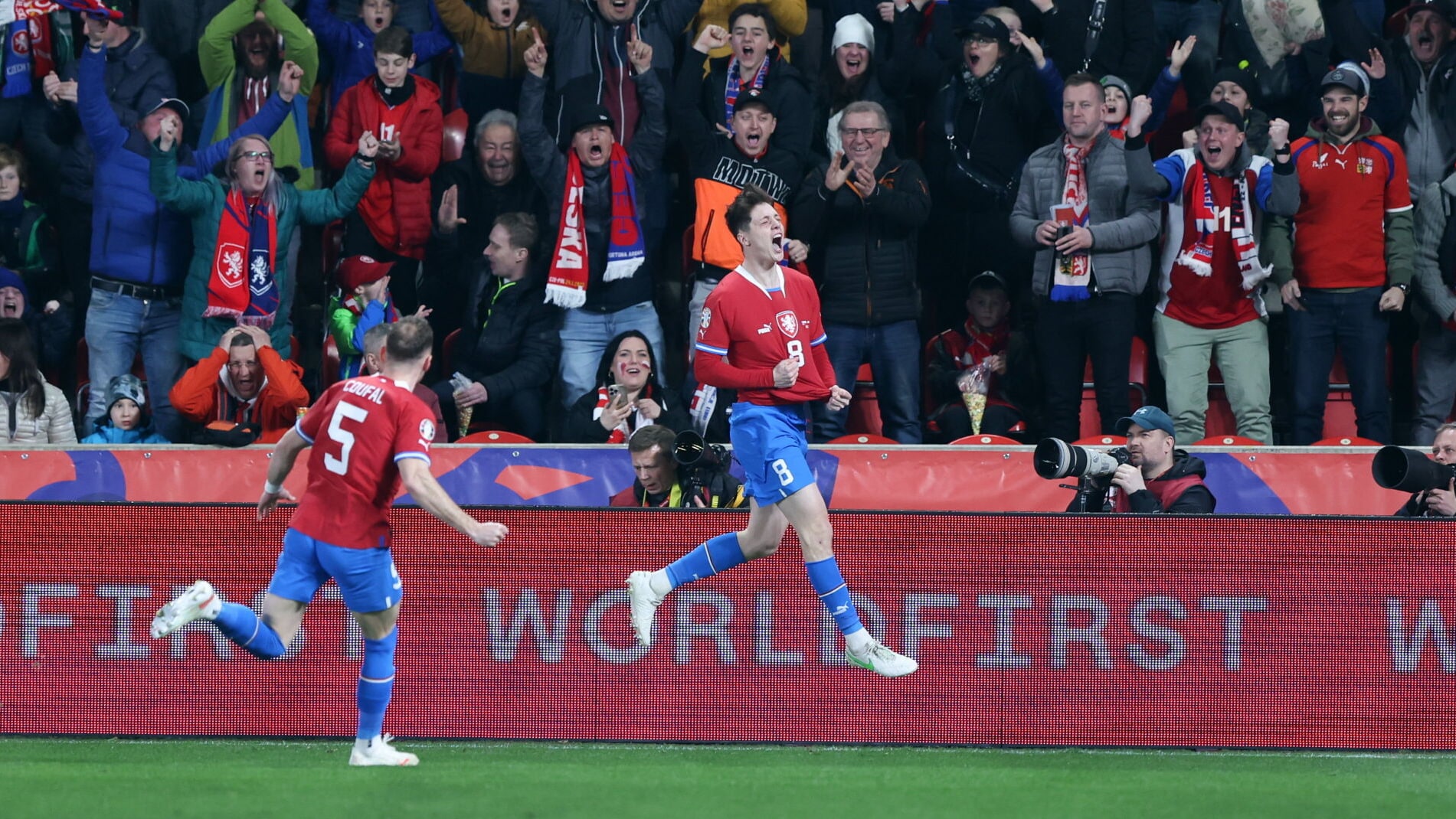 Fernando Santos levou gol nos primeiros 27 segundos como t&eacute;cnico da Pol&ocirc;nia, atropelada pela Tch&eacute;quia