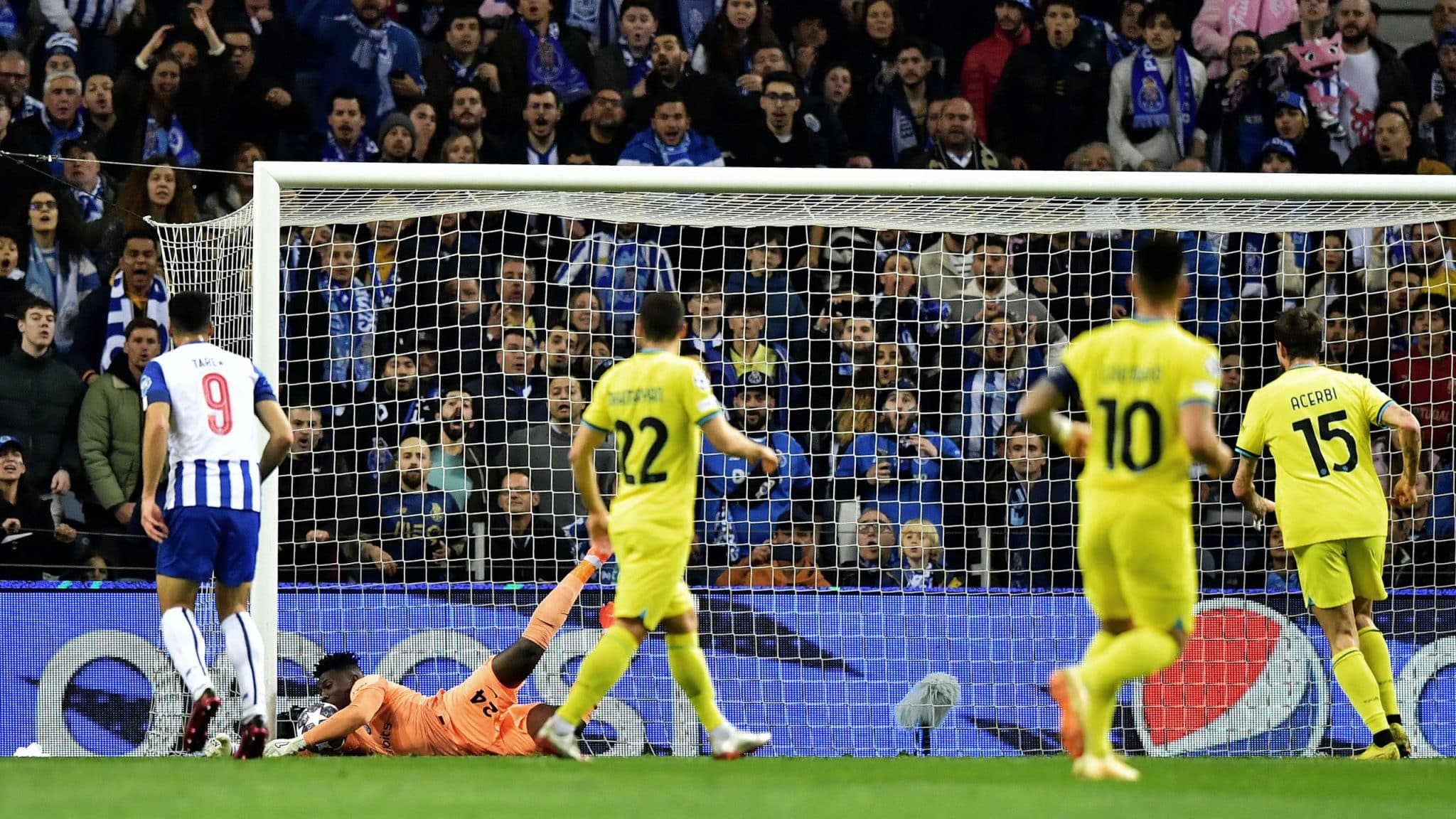 Inter aguenta press&atilde;o do Porto no final e vai &agrave;s quartas de final da Champions pela primeira vez desde 2011
