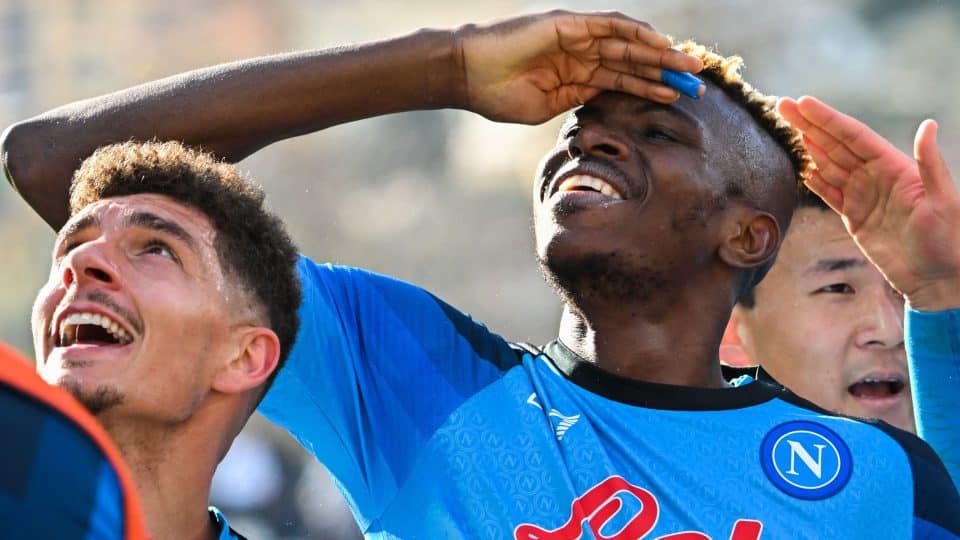 Osimhen entende por que jogadores ficam tanto tempo no Napoli: “O amor da torcida é muito grande”