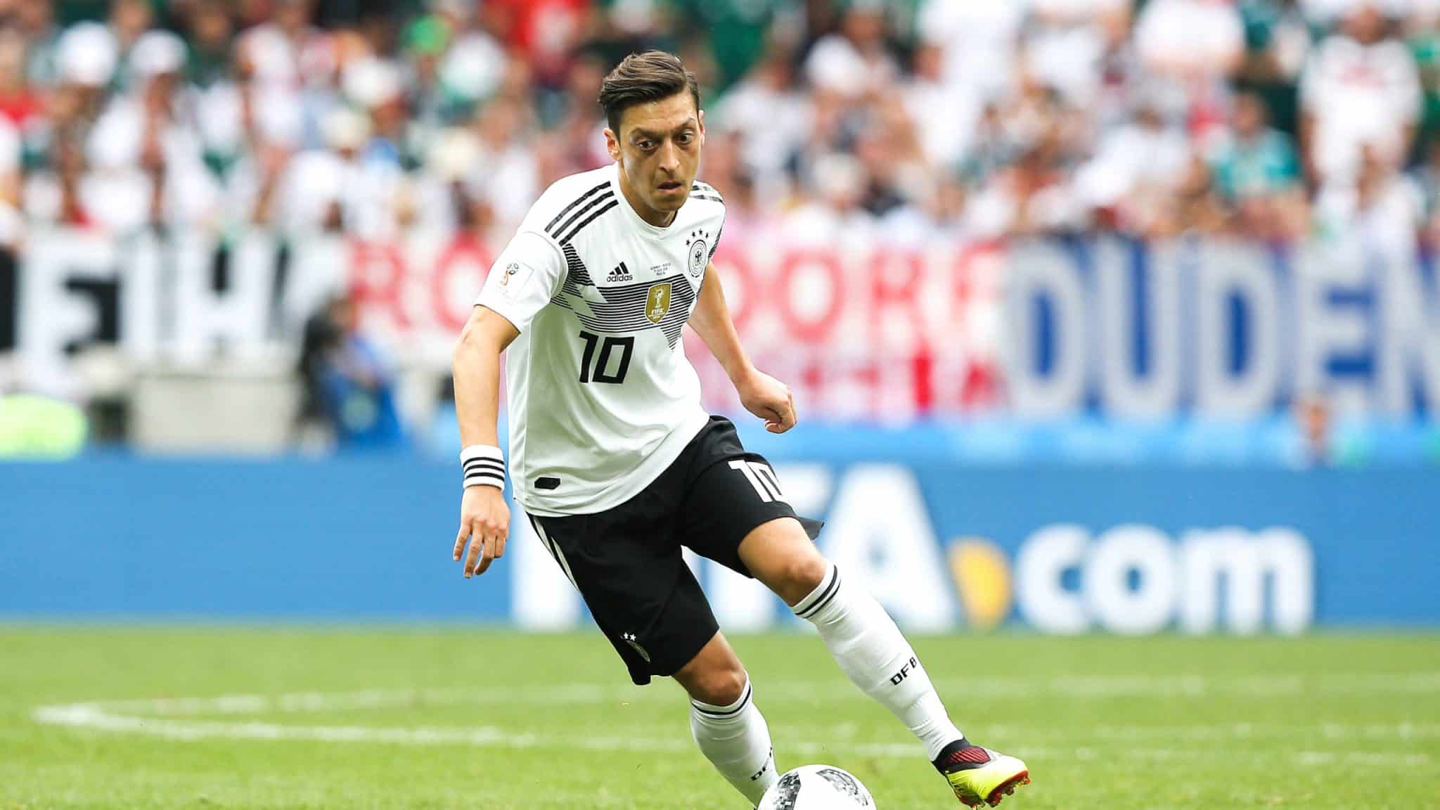 Mesut &Ouml;zil se aposenta aos 34 anos em uma carreira de altos e baixos com grandes conquistas