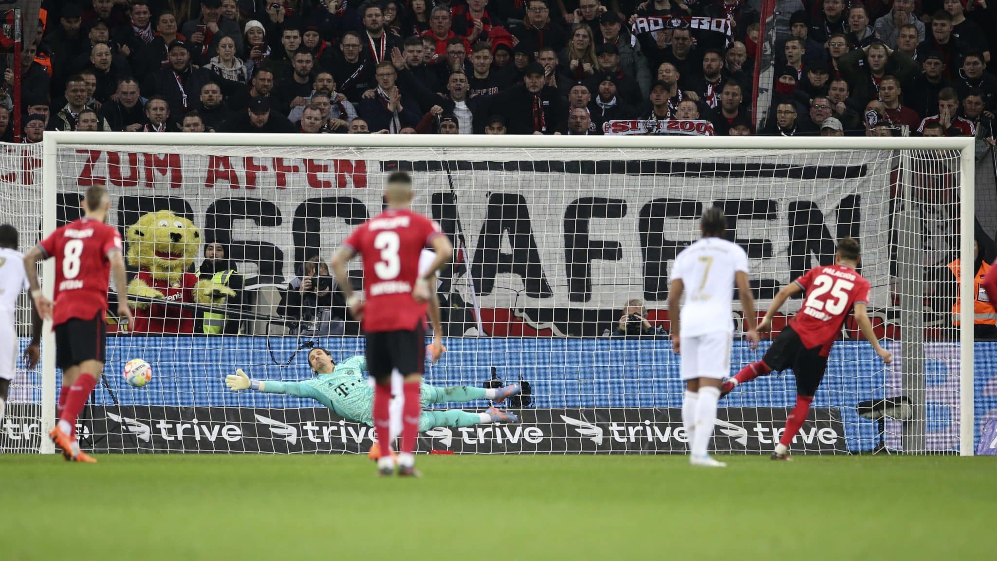 Fogo no parquinho: Leverkusen vence o Bayern de virada e Dortmund &eacute; o novo l&iacute;der da Bundesliga