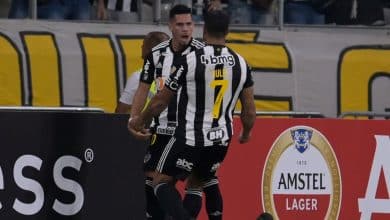 Paulinho brilhou, e Hulk selou a classificação do Atlético Mineiro com um golaço de voleio