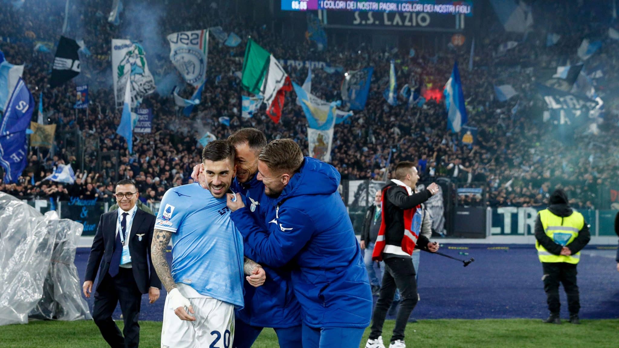 Gol de Zaccagni d&aacute; vit&oacute;ria &agrave; Lazio sobre a Roma, que teve um jogador expulso no primeiro tempo