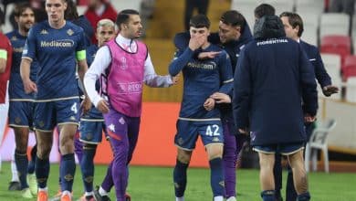 Torcedor do Sivasspor invade o campo e, com um soco covarde, quebra o nariz de jovem da Fiorentina