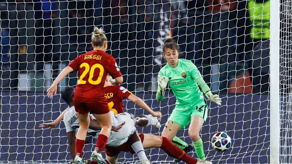 Diante de público recorde no Estádio Olímpico, a Roma se segurou e perdeu por apenas 1 a 0 do Barcelona