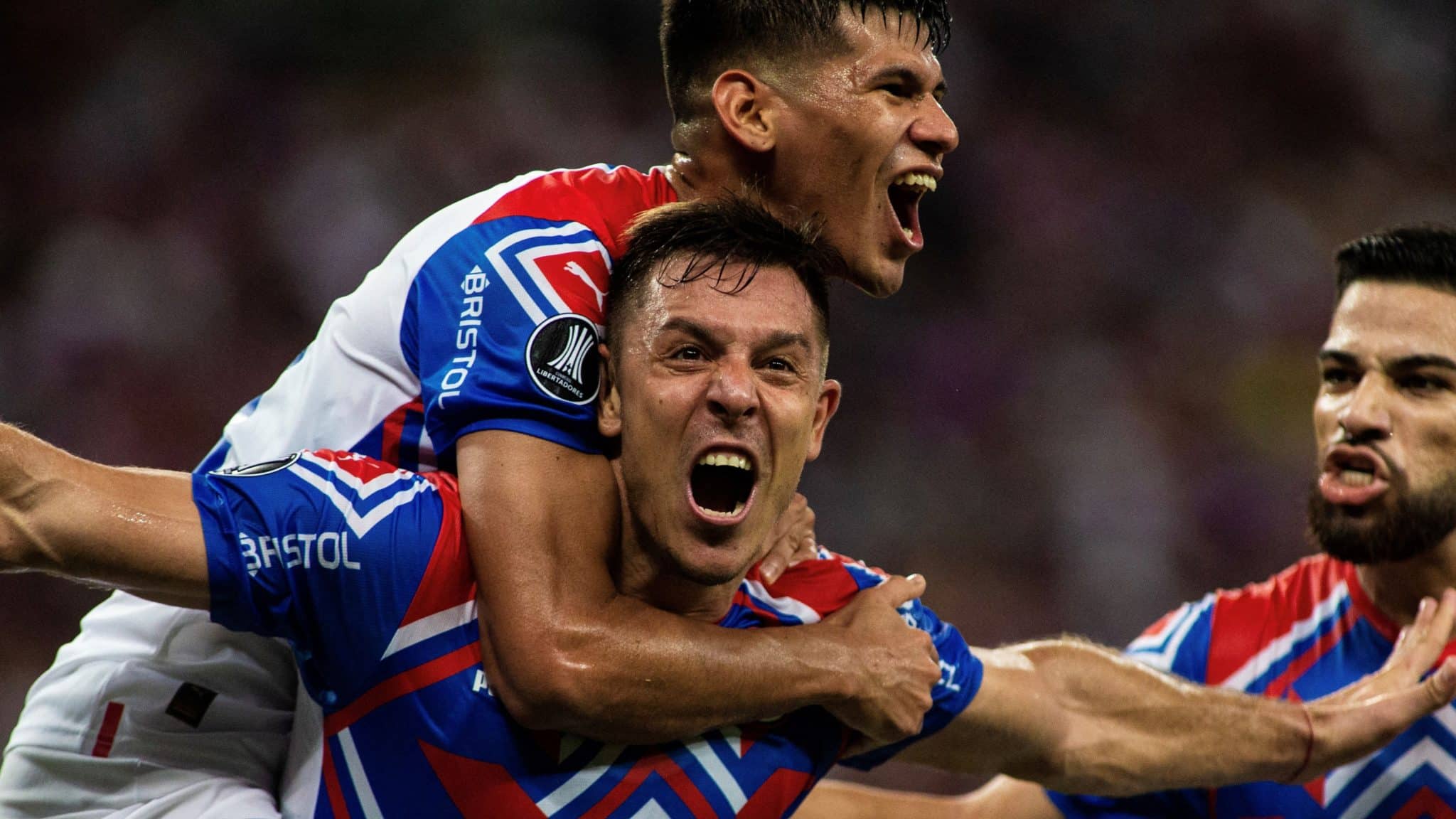 Fortaleza leva o castigo ap&oacute;s perder p&ecirc;nalti, e Cerro Porte&ntilde;o sai do Castel&atilde;o com vit&oacute;ria enorme