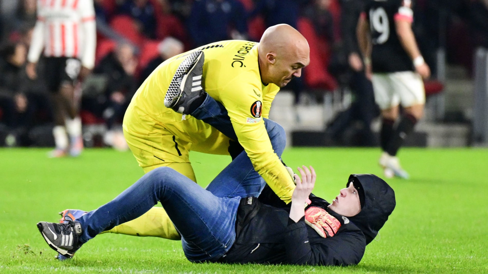 Torcedor que agrediu goleiro do Sevilla &eacute; proibido de entrar no est&aacute;dio do PSV por 40 anos