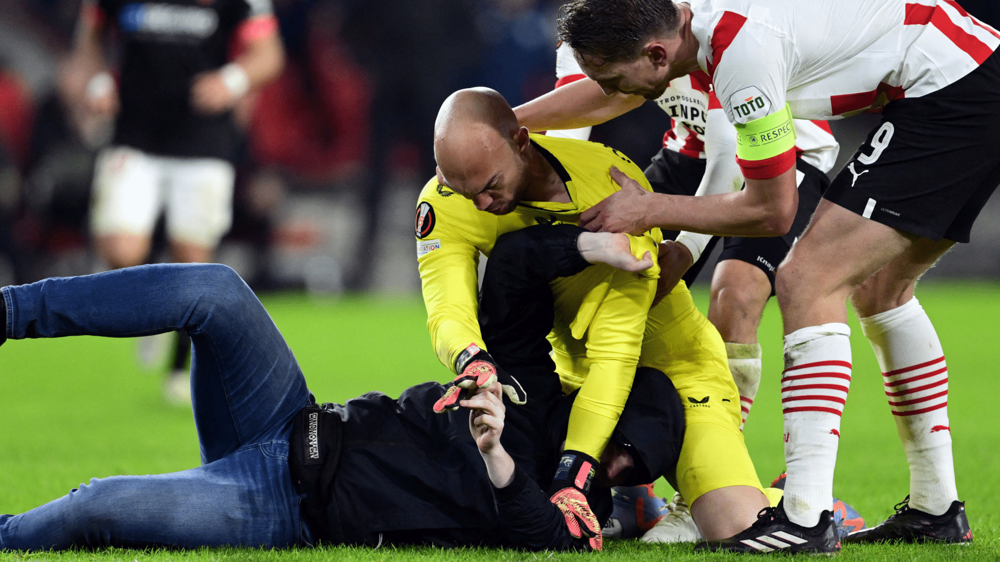 Torcedor do PSV que agrediu Dmitrovic na Liga Europa &eacute; sentenciado a dois meses de pris&atilde;o