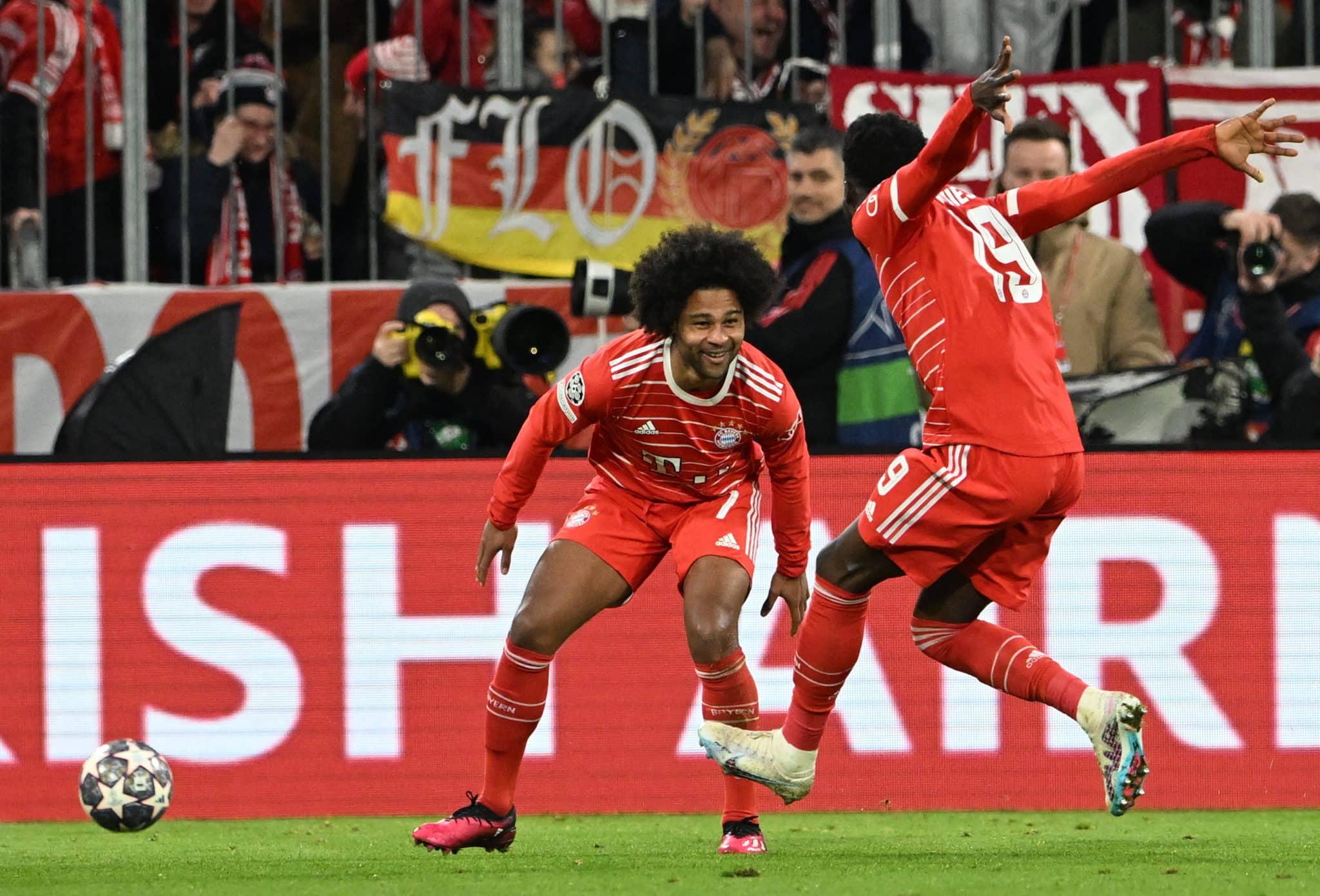 O Bayern reafirmou como seu conjunto &eacute; superior &agrave;s estrelas do PSG e avan&ccedil;ou de forma incontest&aacute;vel