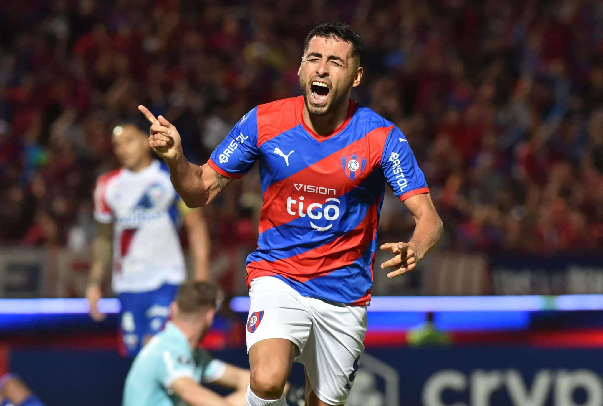 Empurrado pela pulsante Olla Azulgrana, o Cerro Porte&ntilde;o volta a vencer e tira o Fortaleza da Libertadores