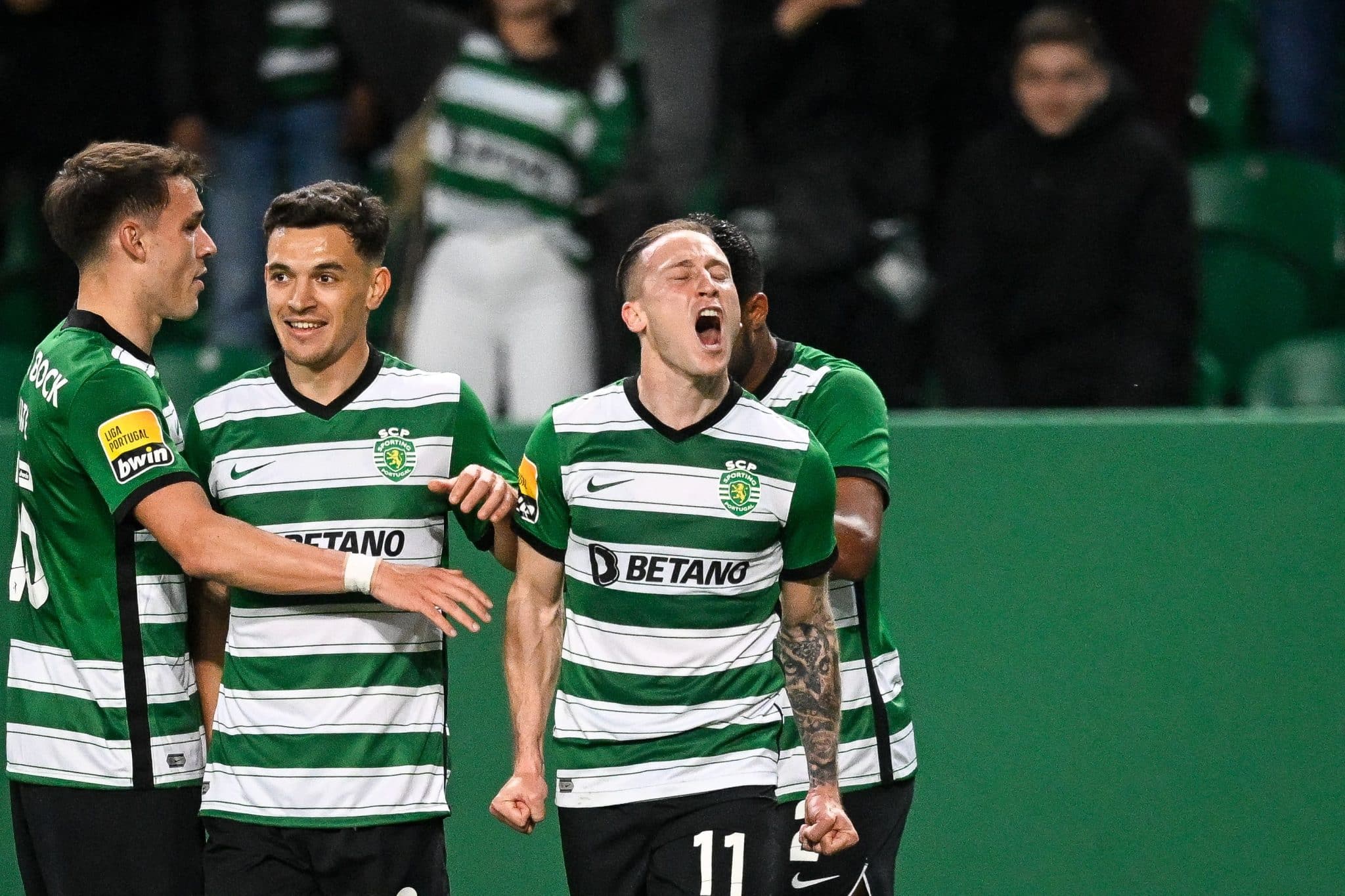 Caligrafia perfeita: Nuno Santos marcou um gol de letra de rara beleza pelo Sporting