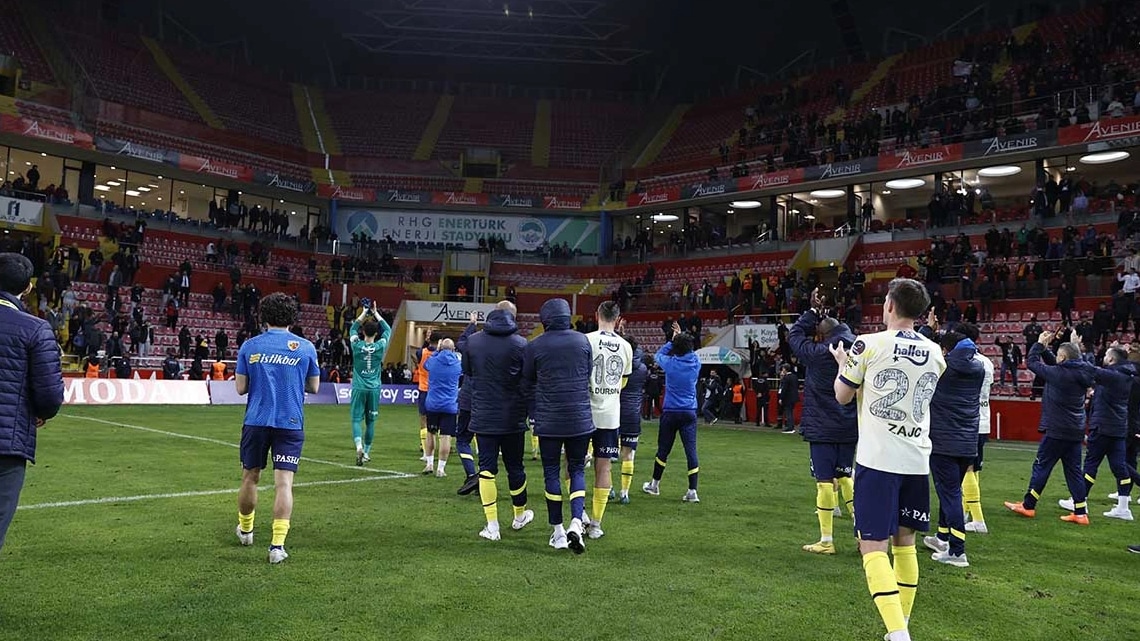 Sem torcida nas arquibancadas, o Fenerbah&ccedil;e venceu mais uma, com gola&ccedil;o de Ferdi Kadioglu
