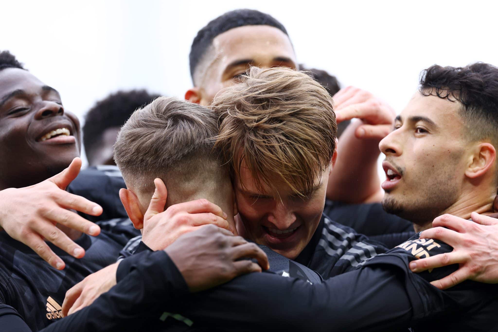 Foi um verdadeiro espet&aacute;culo o que o Arsenal ofereceu no primeiro tempo contra o Fulham, em vit&oacute;ria cheia de magia dos l&iacute;deres