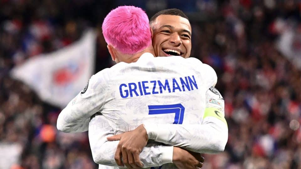 Com assistência de Mbappé para Griezmann, França deixa polêmica para trás e goleia a Holanda