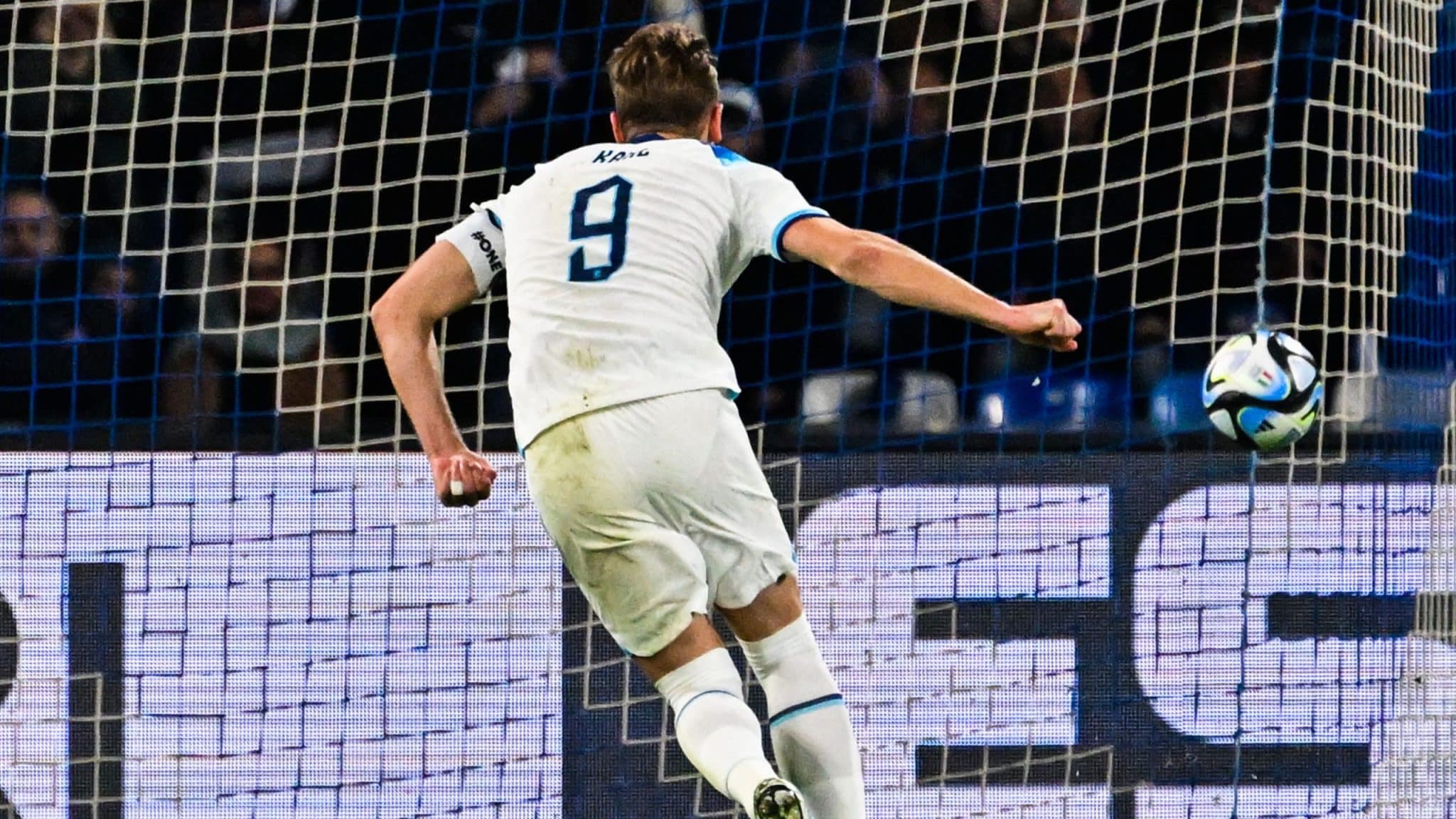 Kane bate recorde de Rooney, e Inglaterra vence It&aacute;lia fora de casa pela primeira vez desde 1961