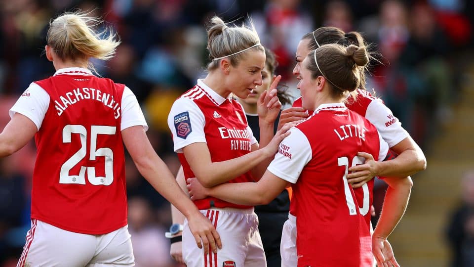 Arsenal deu um chocolate no Tottenham no dérbi do norte de Londres e se manteve na cola dos líderes