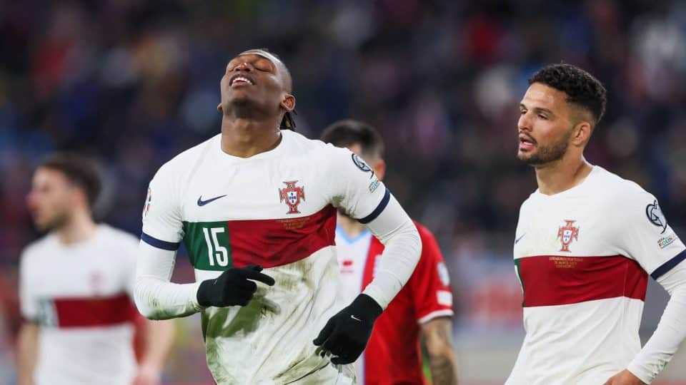 Rafael Leão colocou fogo em um jogo morto e fechou a goleada de Portugal com um belo gol