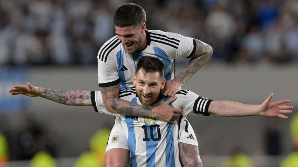 A recepção aos campeões do mundo foi fantástica, e Messi marcou de falta para deixar a festa completa