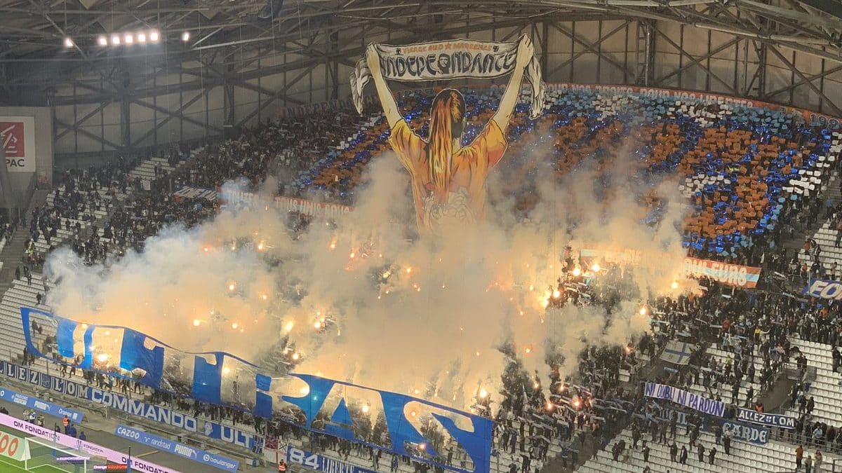 As torcedoras do Olympique de Marseille elaboraram um mosaico para enfatizar as lutas do Dia Internacional da Mulher