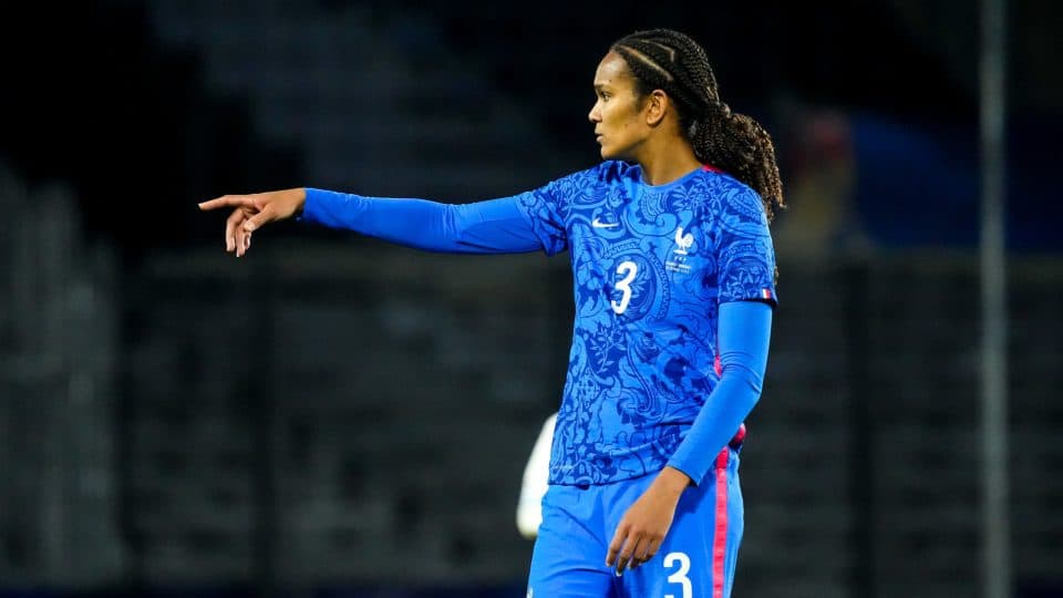 Após troca de técnico, Wendie Renard e Eugénie Le Sommer são convocadas para a seleção francesa
