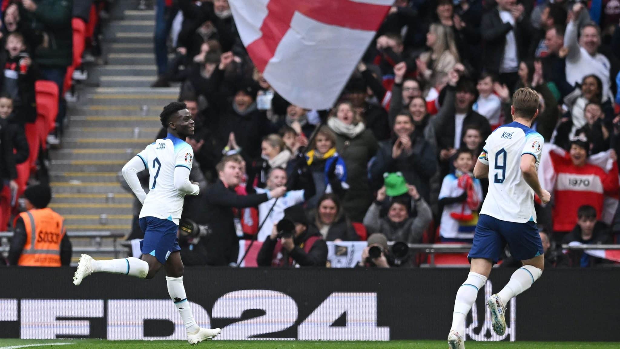 Gola&ccedil;o de Saka fechou uma vit&oacute;ria absolutamente tranquila da Inglaterra em Wembley