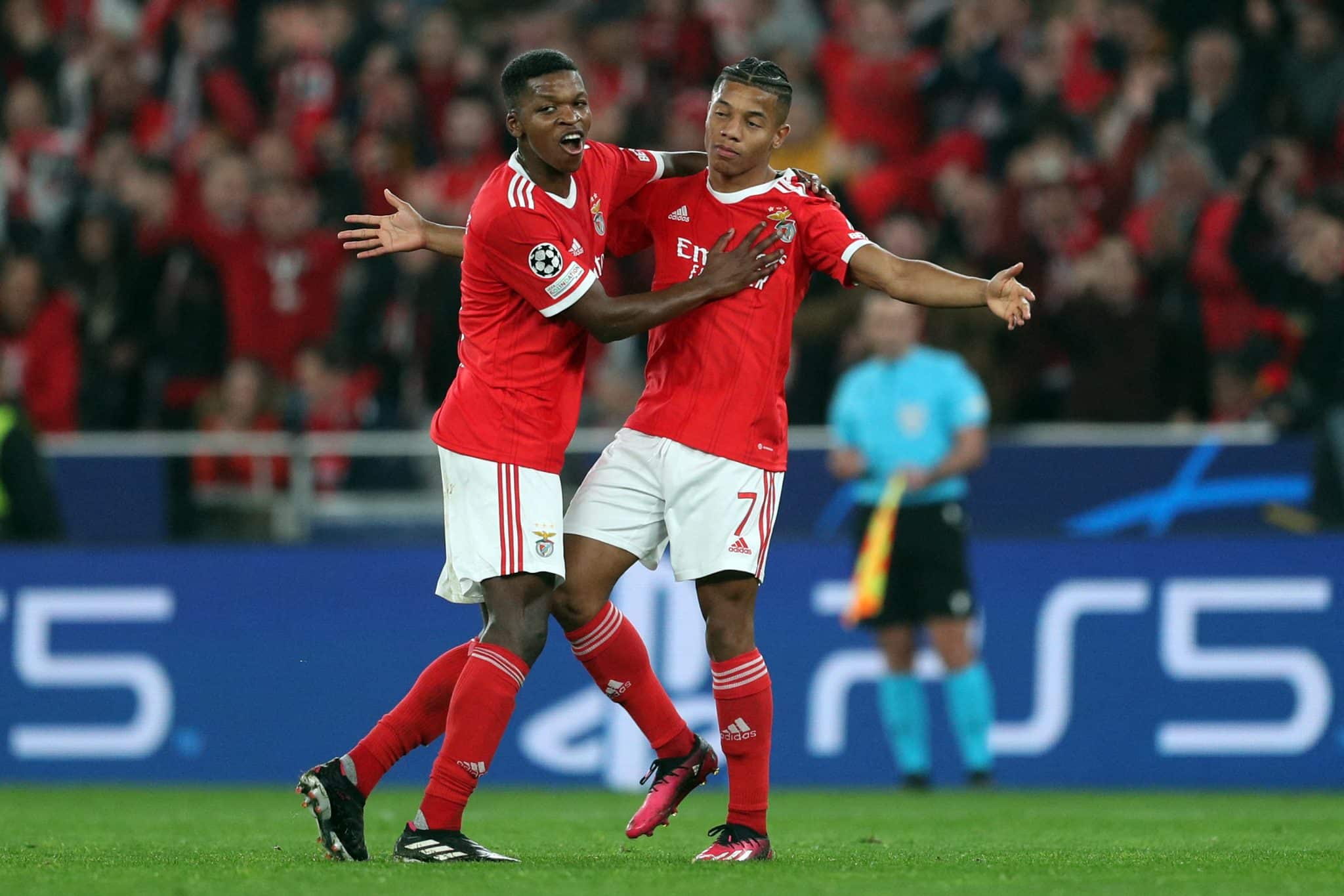 David Neres fez a alegria de um garotinho que at&eacute; se ajoelhou aos seus p&eacute;s para pedir sua camisa