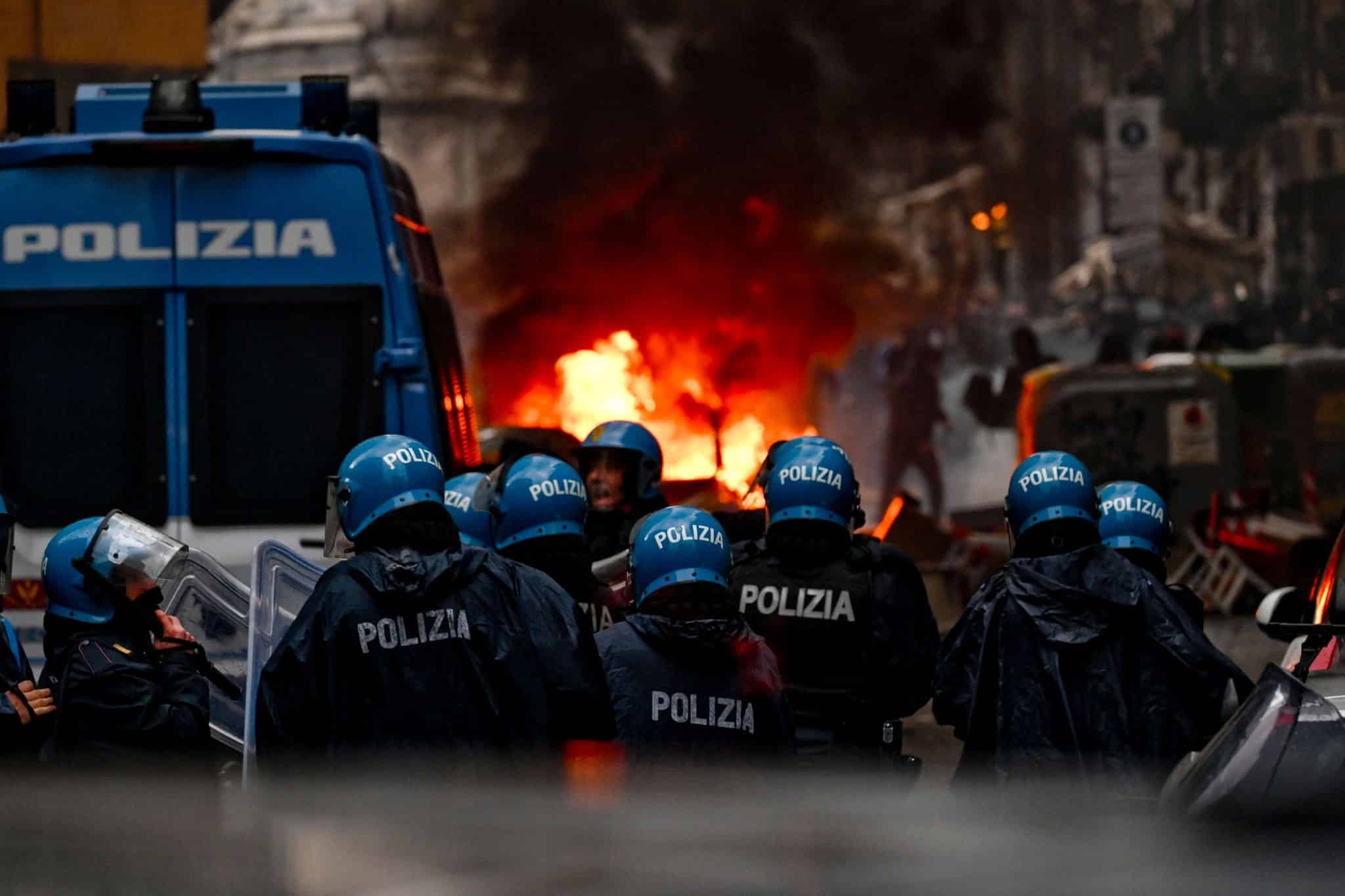 Pr&eacute;via de Napoli x Frankfurt vira batalha campal entre ultras e pol&iacute;cia, mesmo com proibi&ccedil;&atilde;o da torcida visitante