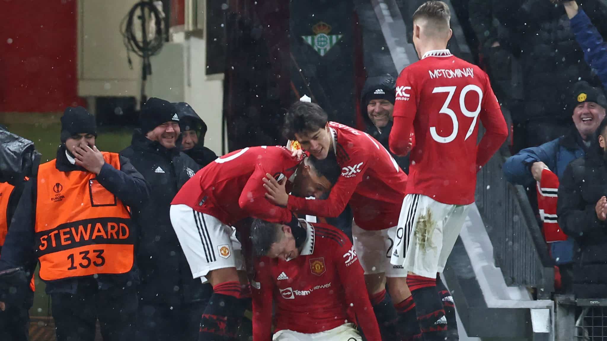 United deu boa resposta ap&oacute;s o vexame e goleou o Betis para ficar muito pr&oacute;ximo das quartas