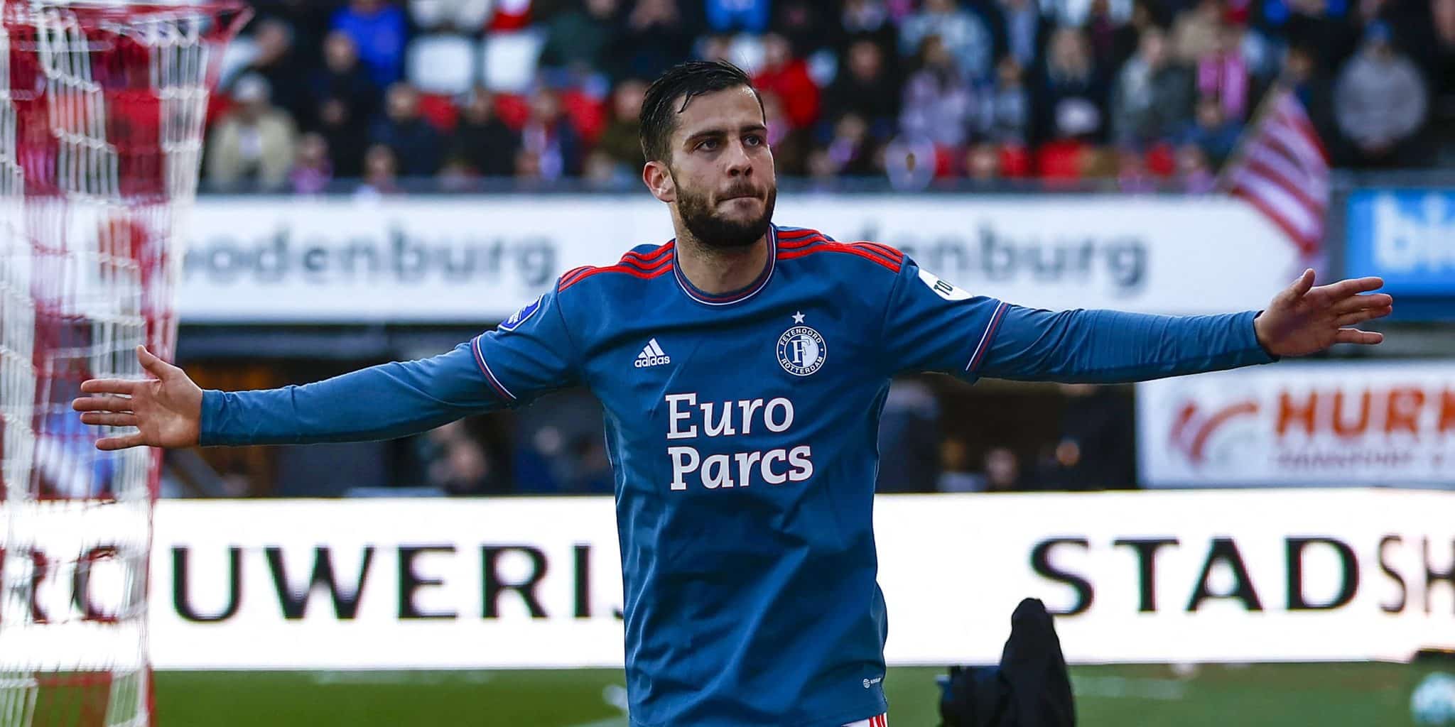 Feyenoord cada vez mais perto do t&iacute;tulo ap&oacute;s triunfo em d&eacute;rbi de Roterd&atilde;