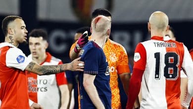 Cl&aacute;ssico da tristeza: Ajax elimina Feyenoord e vai &agrave; final em jogo marcado por objeto atirado em campo