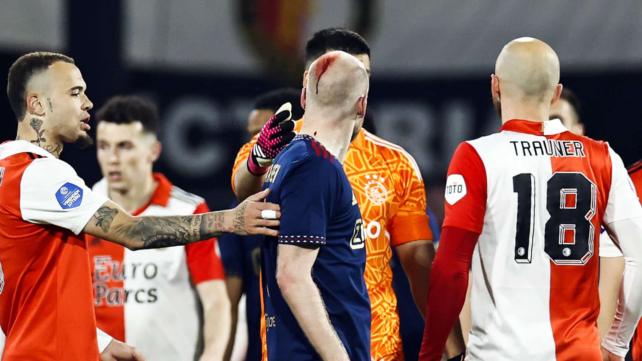 Cl&aacute;ssico da tristeza: Ajax elimina Feyenoord e vai &agrave; final em jogo marcado por objeto atirado em campo