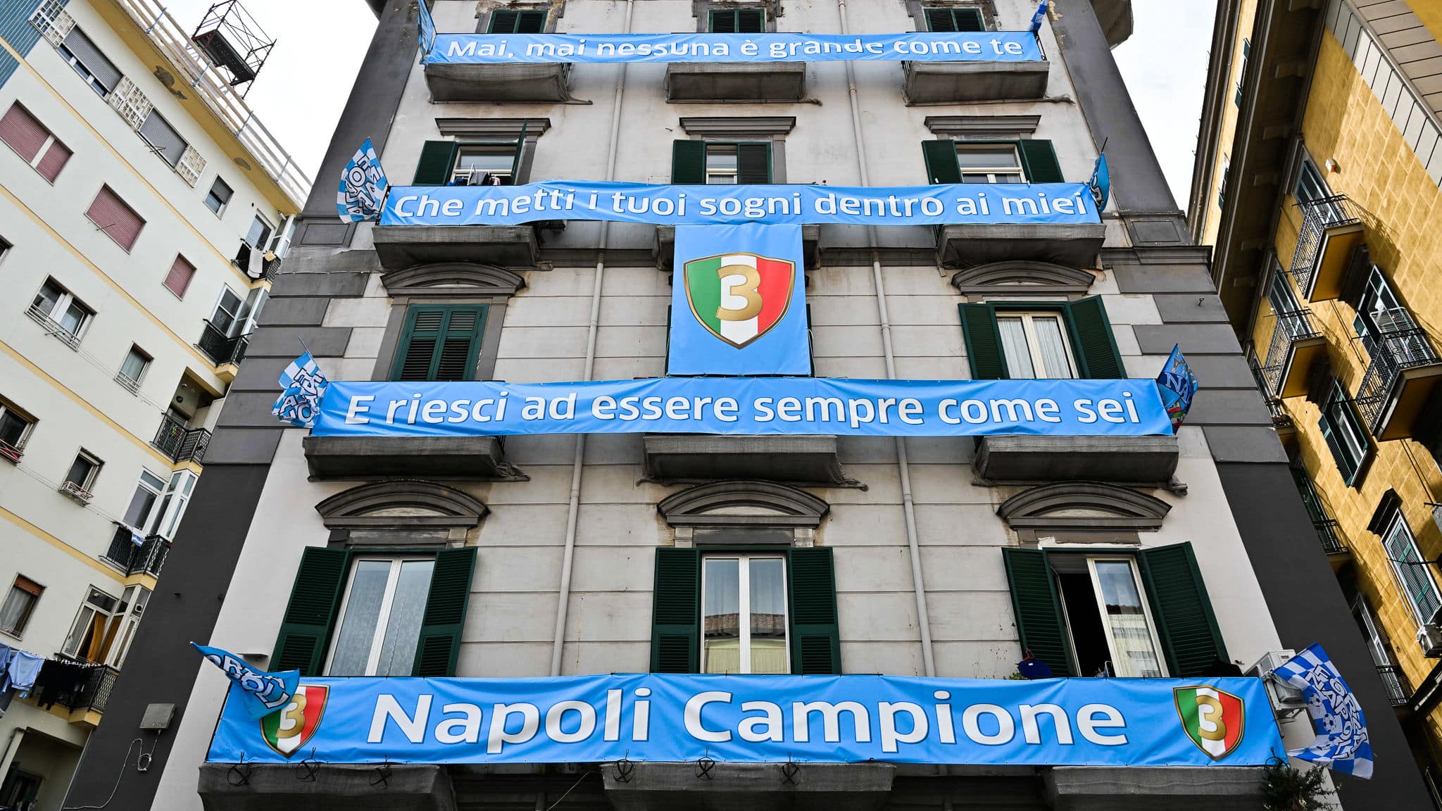 Jogo entre Napoli e Salernitana, que pode definir o t&iacute;tulo da Serie A, &eacute; adiado de s&aacute;bado para domingo