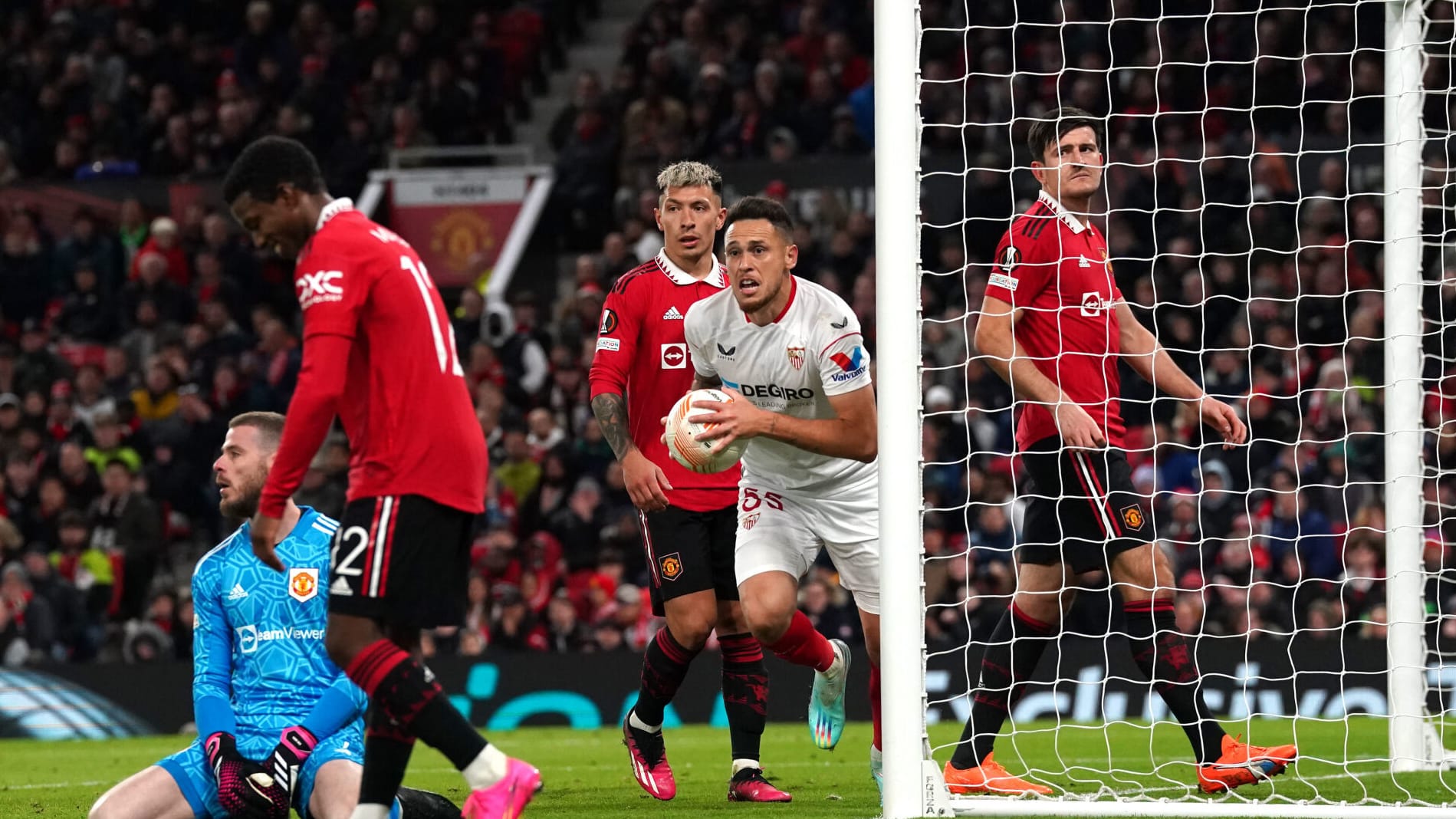 Empurrado pela torcida, Sevilla honrou sua hist&oacute;ria na Liga Europa e despachou o Manchester United