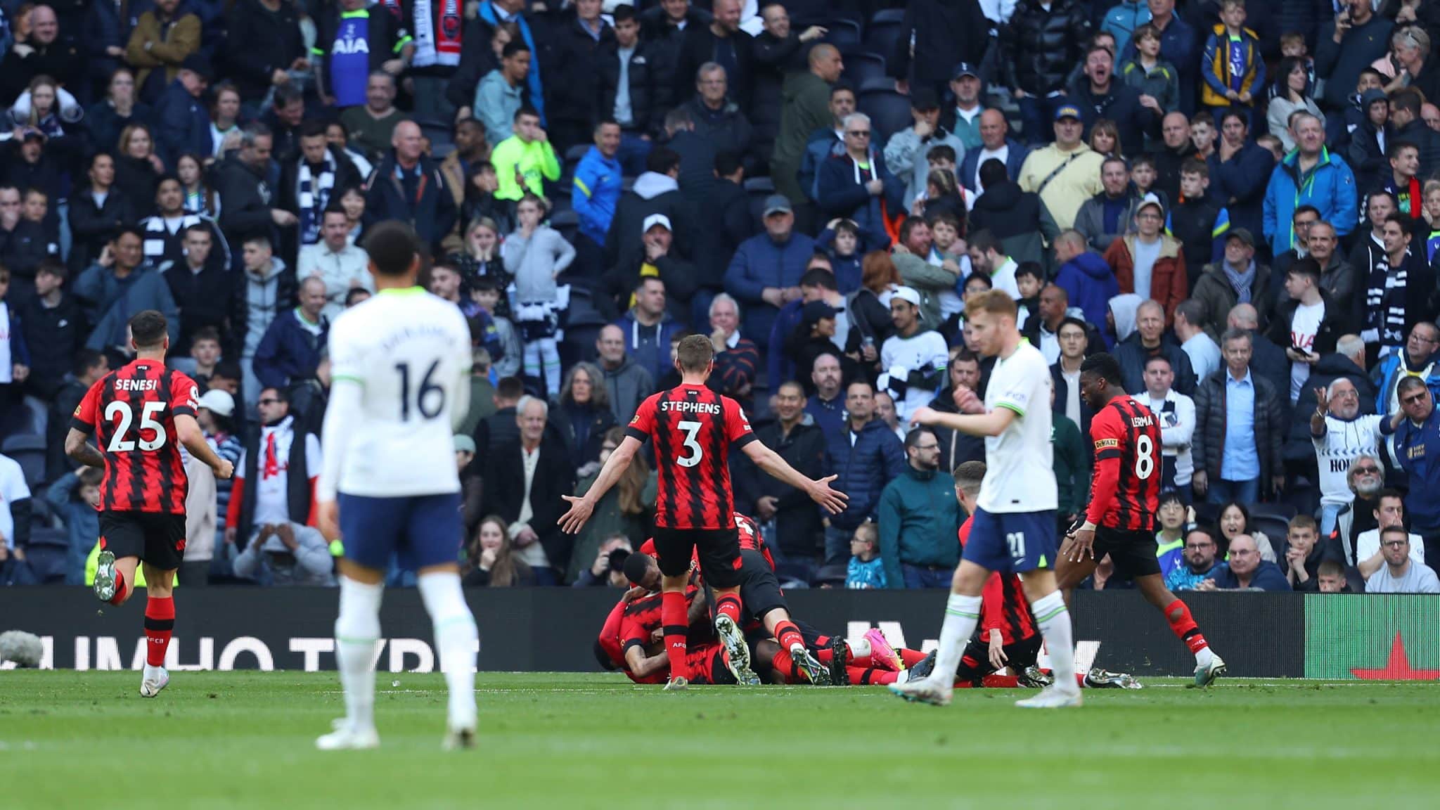 Bournemouth aproveita as chances para conseguir vencer um Tottenham que errou demais
