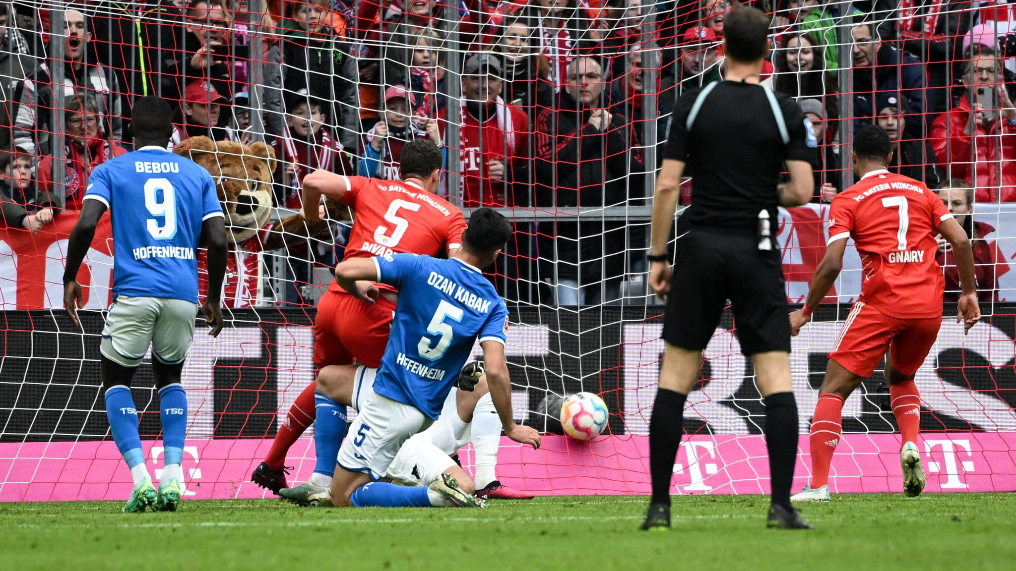 Bayern joga mal e s&oacute; empata com Hoffenheim, mas Dortmund ajuda e sofre empate dram&aacute;tico do Stuttgart
