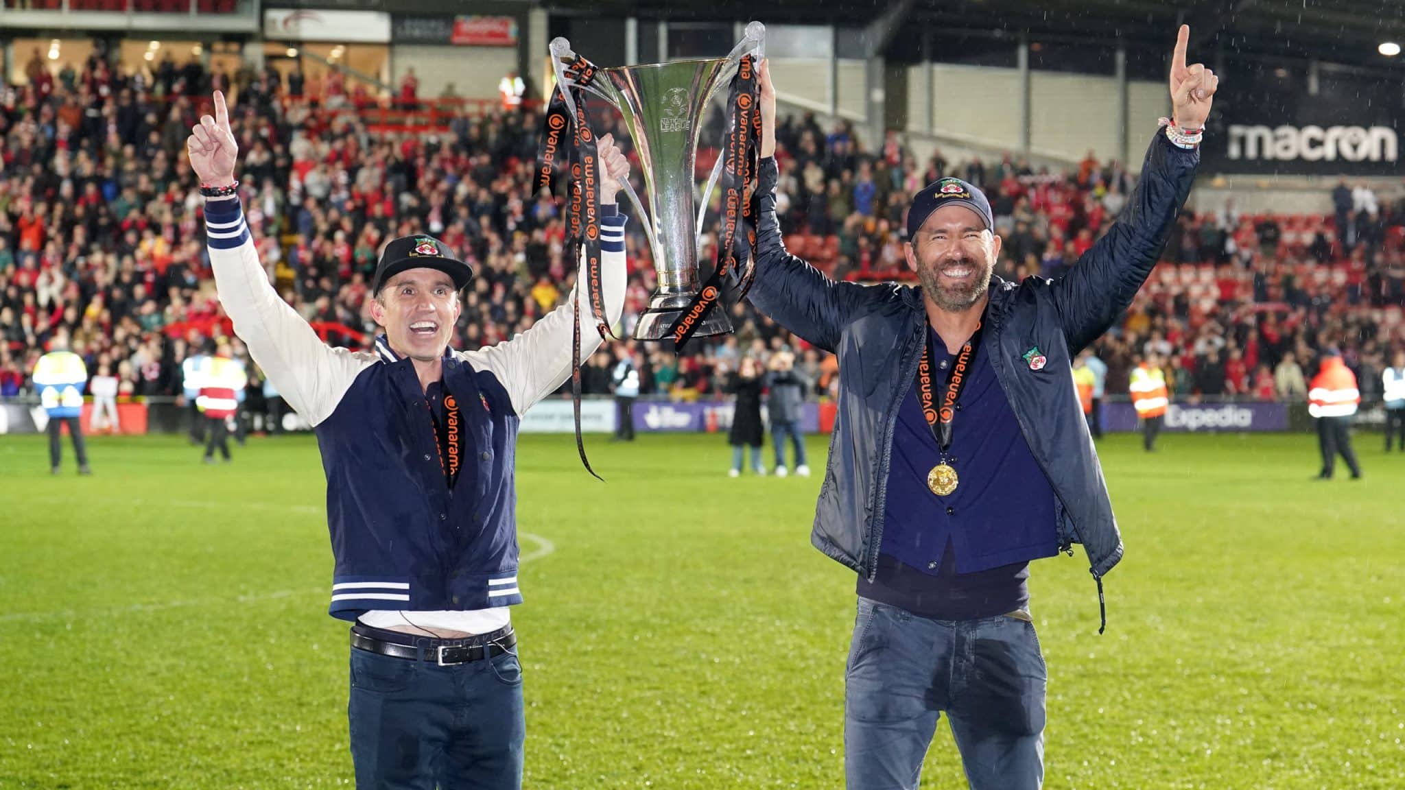 Rob McElhenney e Ryan Reynolds comemoram o t&iacute;tulo do Wrexham